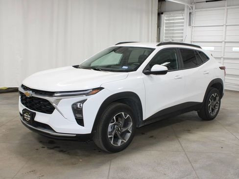 Used 2025 Chevrolet Trax LT image 4