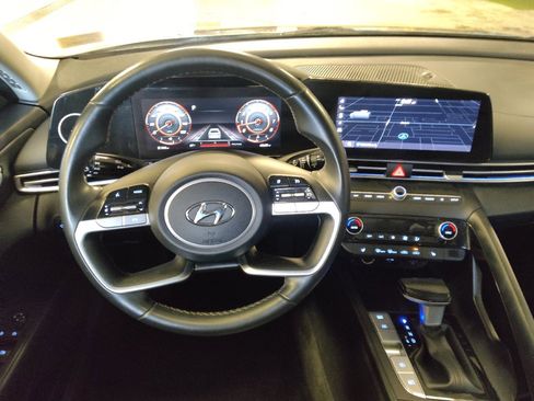 Used 2022 Hyundai Elantra Limited w/ Preferred Accessory Package FWD image 22