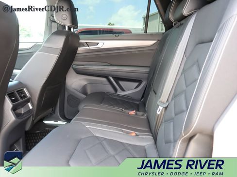 Used 2024 Volkswagen Atlas Cross Sport SE FWD image 18
