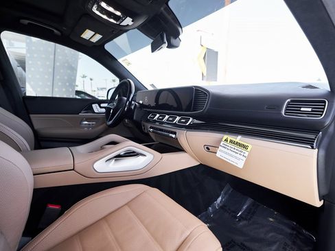 Used 2025 Mercedes-Benz GLS 580 4MATIC image 25
