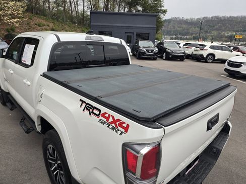 Used 2021 Toyota Tacoma TRD Sport w/ Technology Package image 11