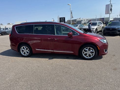 Used 2017 Chrysler Pacifica Touring-L Plus image 4