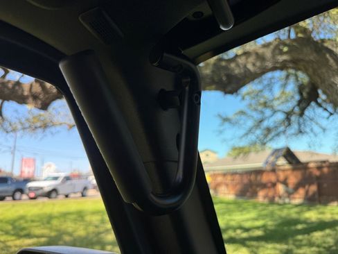 Used 2017 Jeep Wrangler Unlimited Sahara image 34