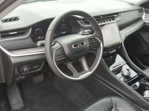 Used 2023 Jeep Grand Cherokee Limited image 10