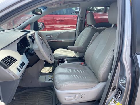Used 2014 Toyota Sienna XLE w/ Entertainment Package AWD/4WD image 5