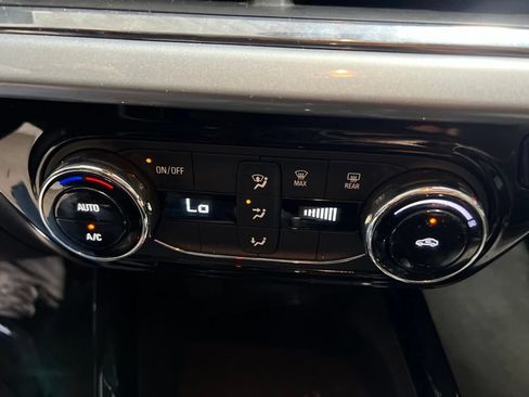 Used 2025 Chevrolet Trax LT FWD image 29