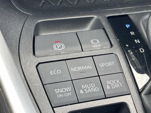Used 2025 Toyota RAV4 XLE AWD/4WD image 18