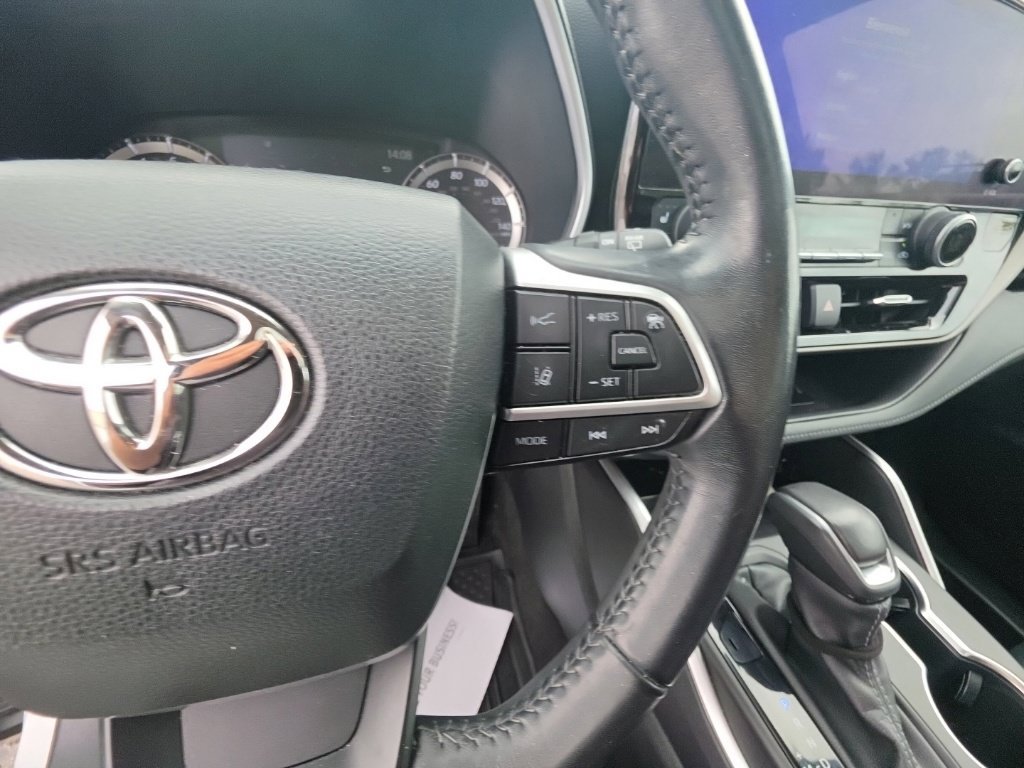 Used 2023 Toyota Highlander XLE AWD/4WD image 19