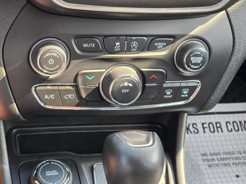 Used 2019 Jeep Cherokee Latitude Plus AWD/4WD image 18
