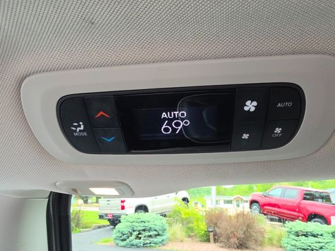 Used 2023 Chrysler Pacifica Limited FWD image 25