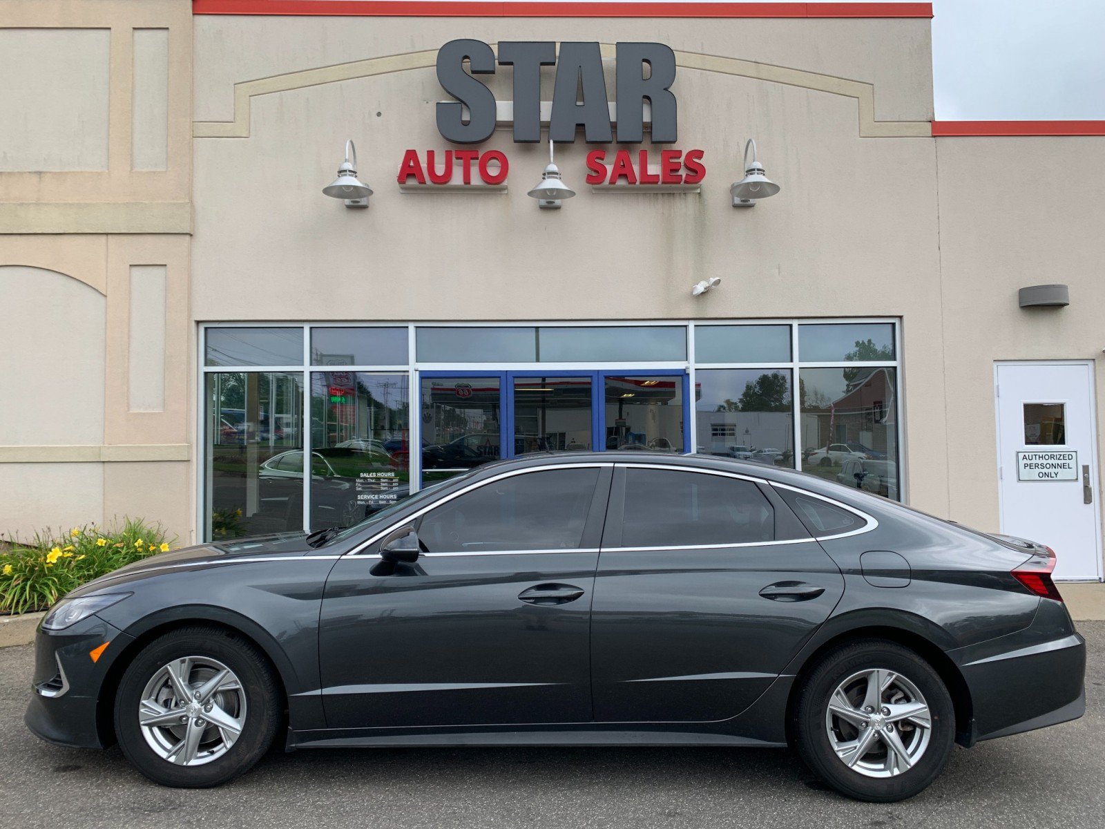 Used 2023 Hyundai Sonata SE FWD image 4