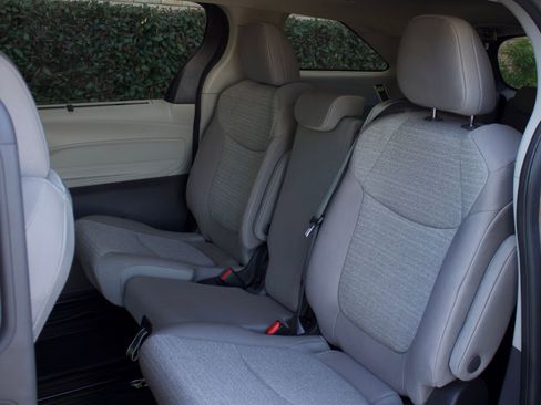 Used 2022 Toyota Sienna LE FWD image 13