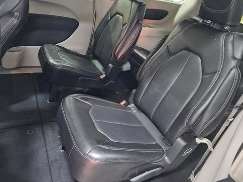 Used 2024 Chrysler Pacifica Touring-L image 15