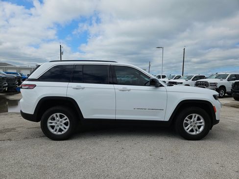 Used 2024 Jeep Grand Cherokee Laredo RWD image 2