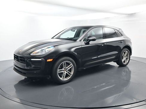 Certified 2025 Porsche Macan image 1