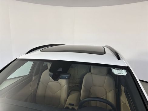 Certified 2025 Porsche Macan image 17