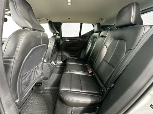 Used 2023 Volvo XC40 B4 Core w/ Convenience Package image 23