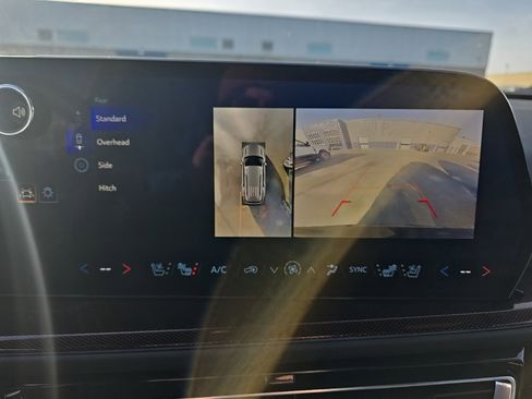 Used 2025 Chevrolet Traverse RS image 33