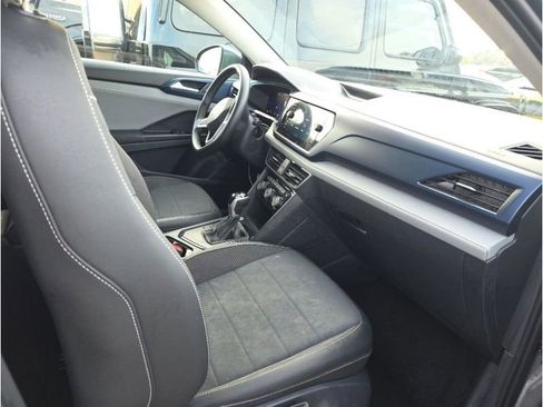 Used 2024 Volkswagen Taos SE image 15