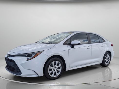 Used 2020 Toyota Corolla LE FWD image 2
