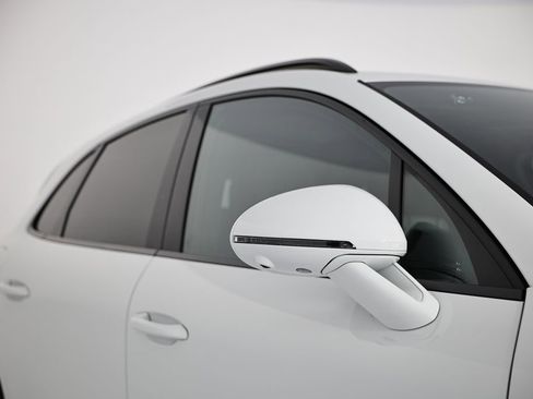Certified 2026 Porsche Macan AWD/4WD image 16