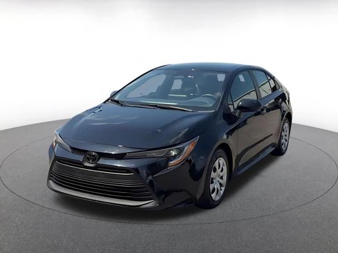 Used 2025 Toyota Corolla LE FWD image 4