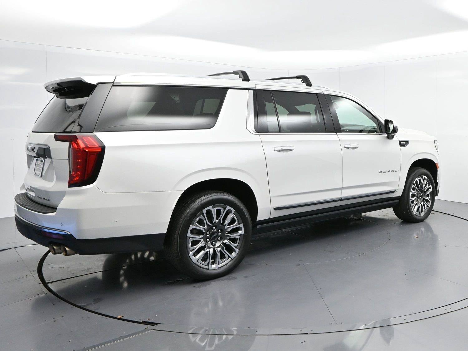 Used 2023 GMC Yukon XL Denali Ultimate AWD/4WD image 7