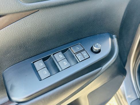 Used 2017 Toyota Highlander XLE AWD/4WD image 32