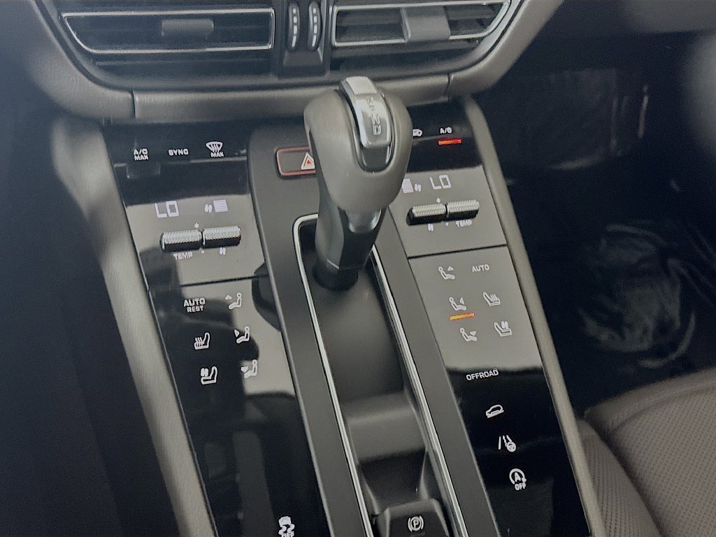 Certified 2026 Porsche Macan Turbo AWD/4WD image 17
