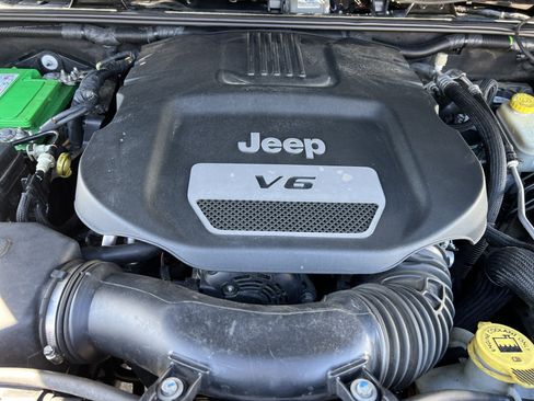 Used 2016 Jeep Wrangler Unlimited Rubicon w/ Connectivity Group AWD/4WD image 23