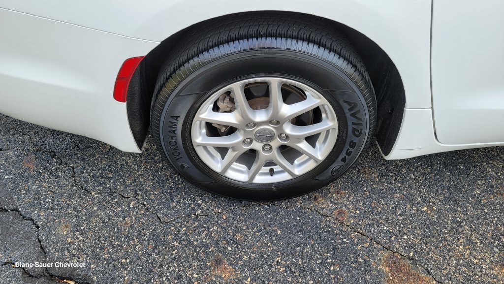 Used 2024 Chrysler Pacifica Touring-L FWD image 13
