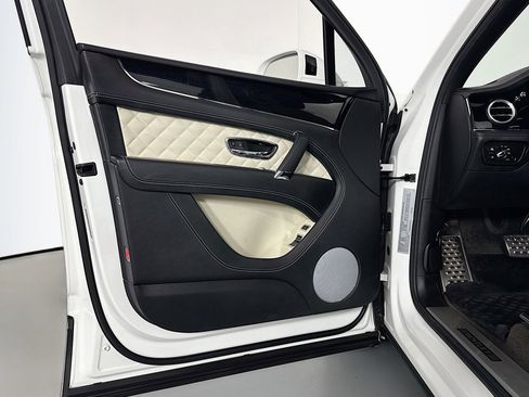 Used 2018 Bentley Bentayga Activity image 21