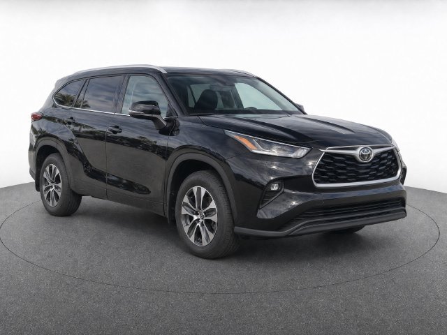 Used 2024 Toyota Highlander XLE FWD image 2