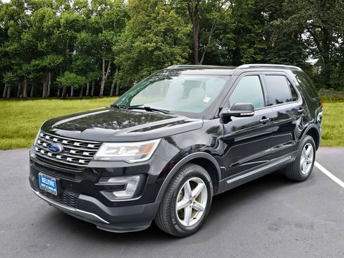 Used 2017 Ford Explorer XLT w/ Equipment Group 202A AWD/4WD image 3