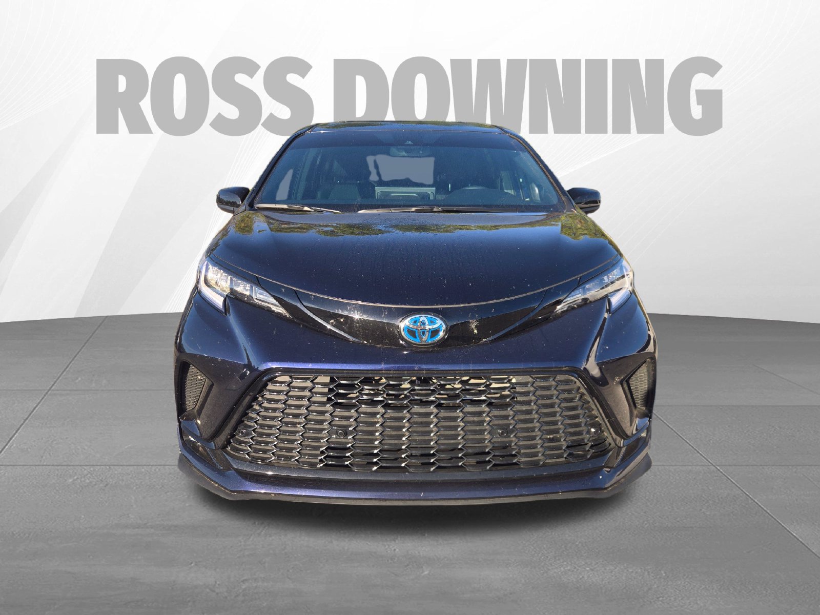Used 2025 Toyota Sienna XSE w/ XSE Plus Package FWD image 2