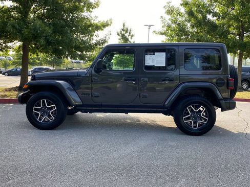 Used 2025 Jeep Wrangler Unlimited Sahara AWD/4WD image 4