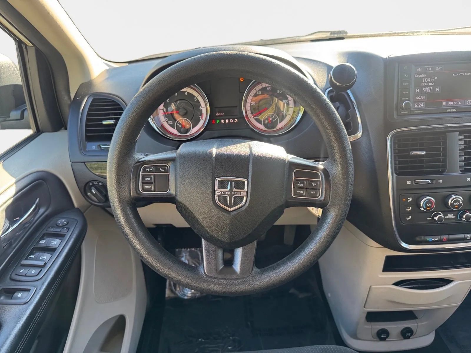 Used 2018 Dodge Grand Caravan SE w/ UConnect Hands-Free Group FWD image 16