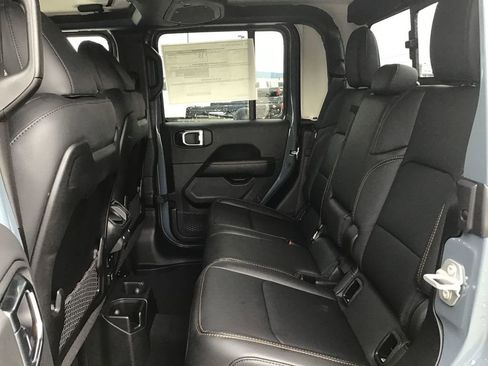 New 2025 Jeep Gladiator Sport image 17