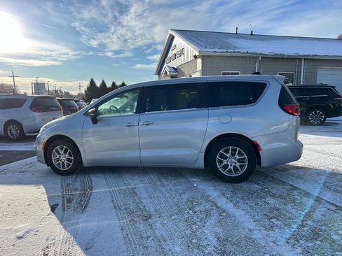 Certified 2024 Chrysler Pacifica Touring-L image 6