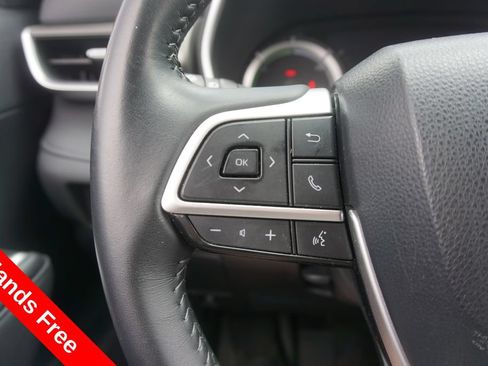 Used 2023 Toyota Highlander XLE AWD/4WD image 4