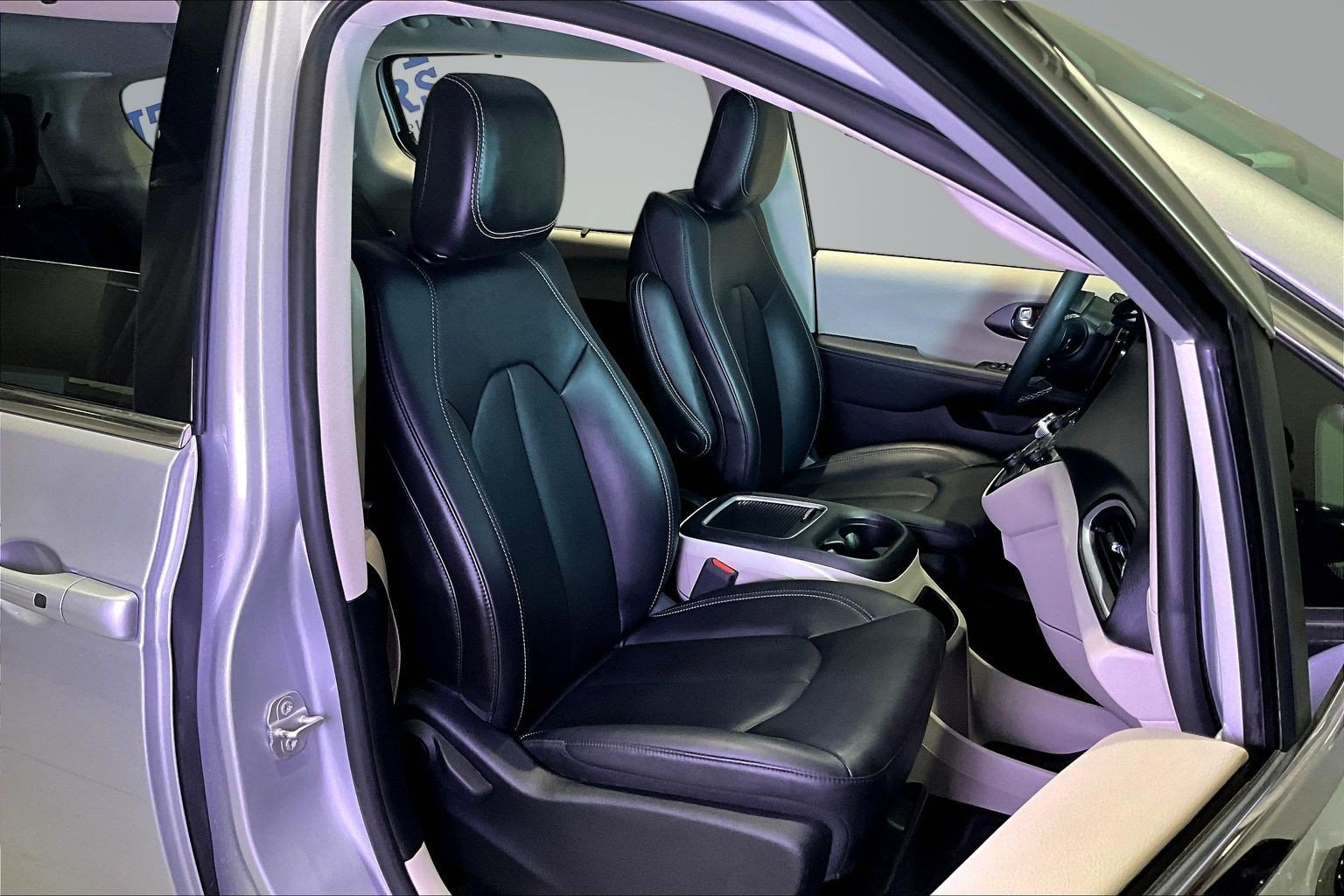 Used 2024 Chrysler Pacifica Touring-L FWD image 30