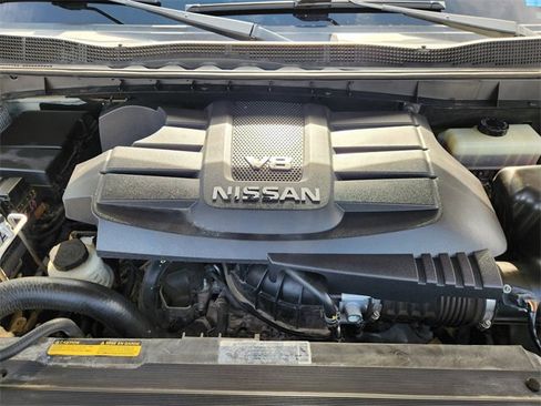 Used 2018 Nissan Titan PRO-4X w/ Pro-4x Convenience Package image 9