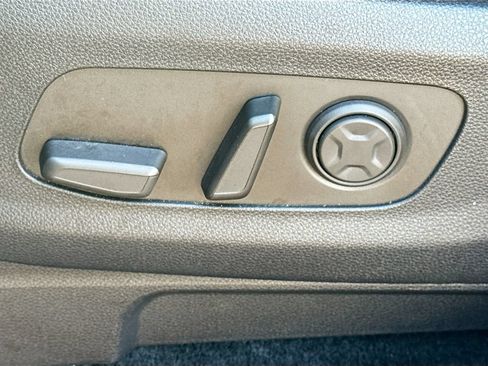 Used 2025 Kia Carnival EX FWD image 24