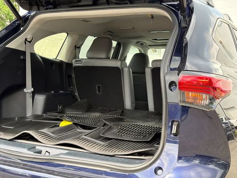 Used 2022 Toyota Highlander XLE AWD/4WD image 9