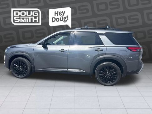 Used 2022 Nissan Pathfinder Platinum w/ Cargo Package AWD/4WD image 2