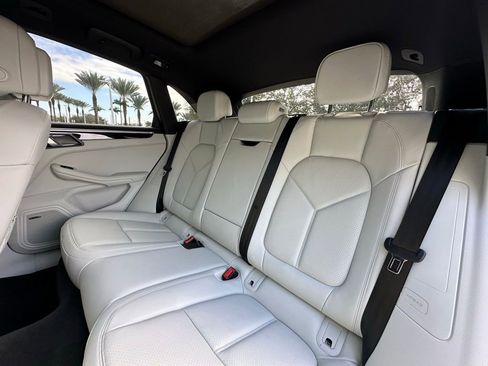 Used 2022 Porsche Macan image 38