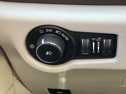 Used 2018 Chrysler Pacifica Touring-L Plus image 27