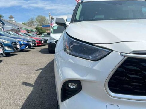 Used 2021 Toyota Highlander XLE image 2