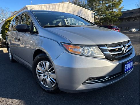 Used 2017 Honda Odyssey LX image 2