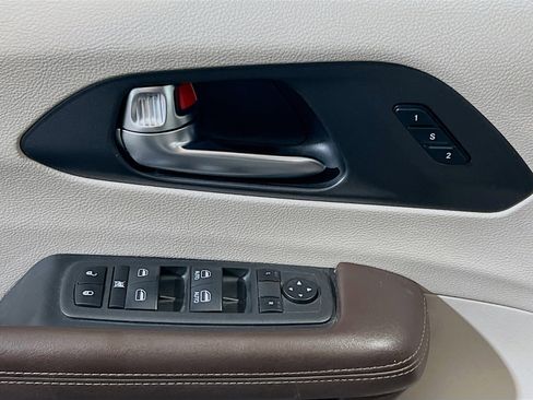 Used 2021 Chrysler Pacifica Touring-L image 14